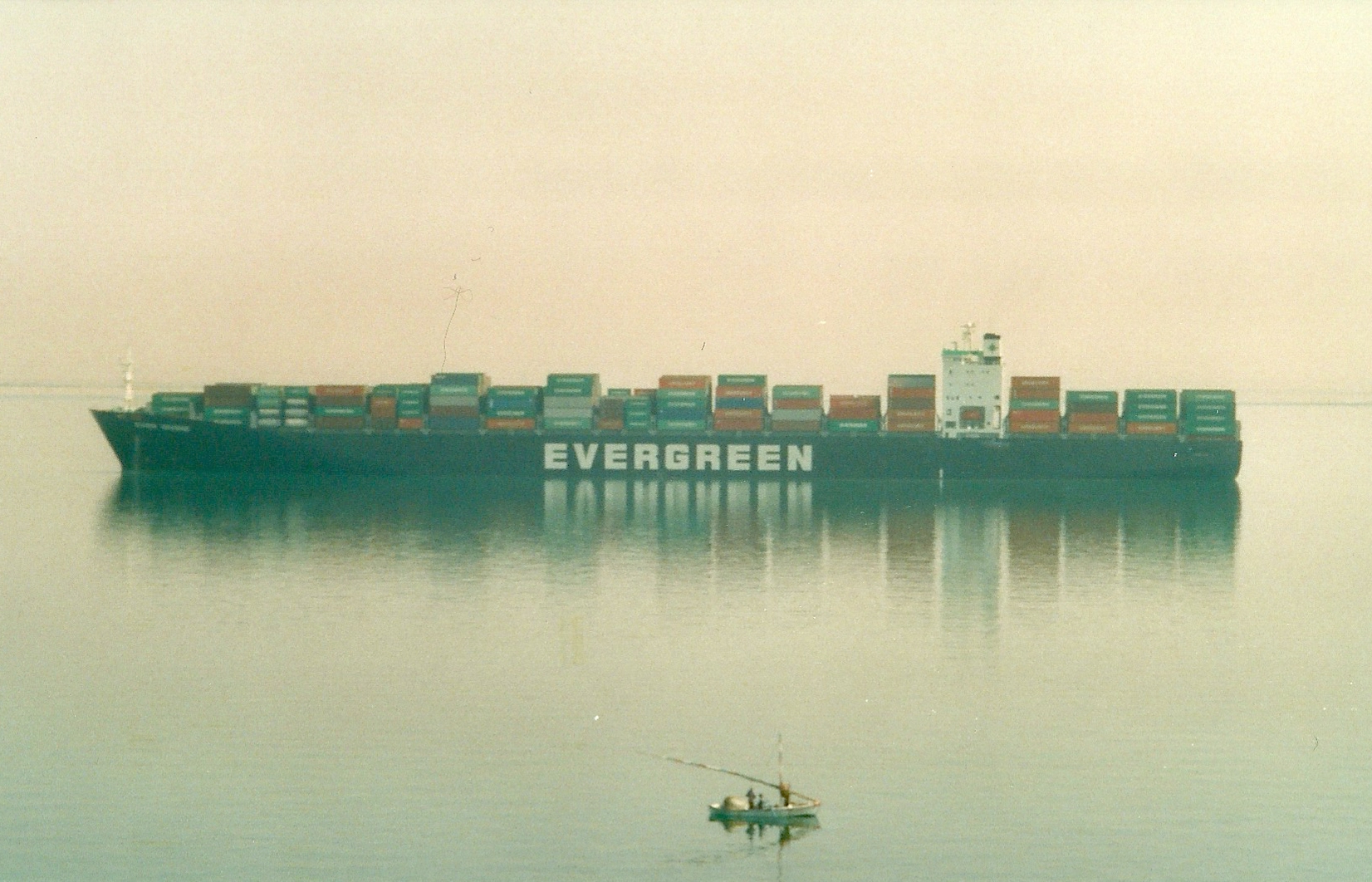 A container ship in the Great Bitter Lake on the Suez Canal. Photo: Aah-Yeah / Wikimedia Commons, CC BY 2.0.
