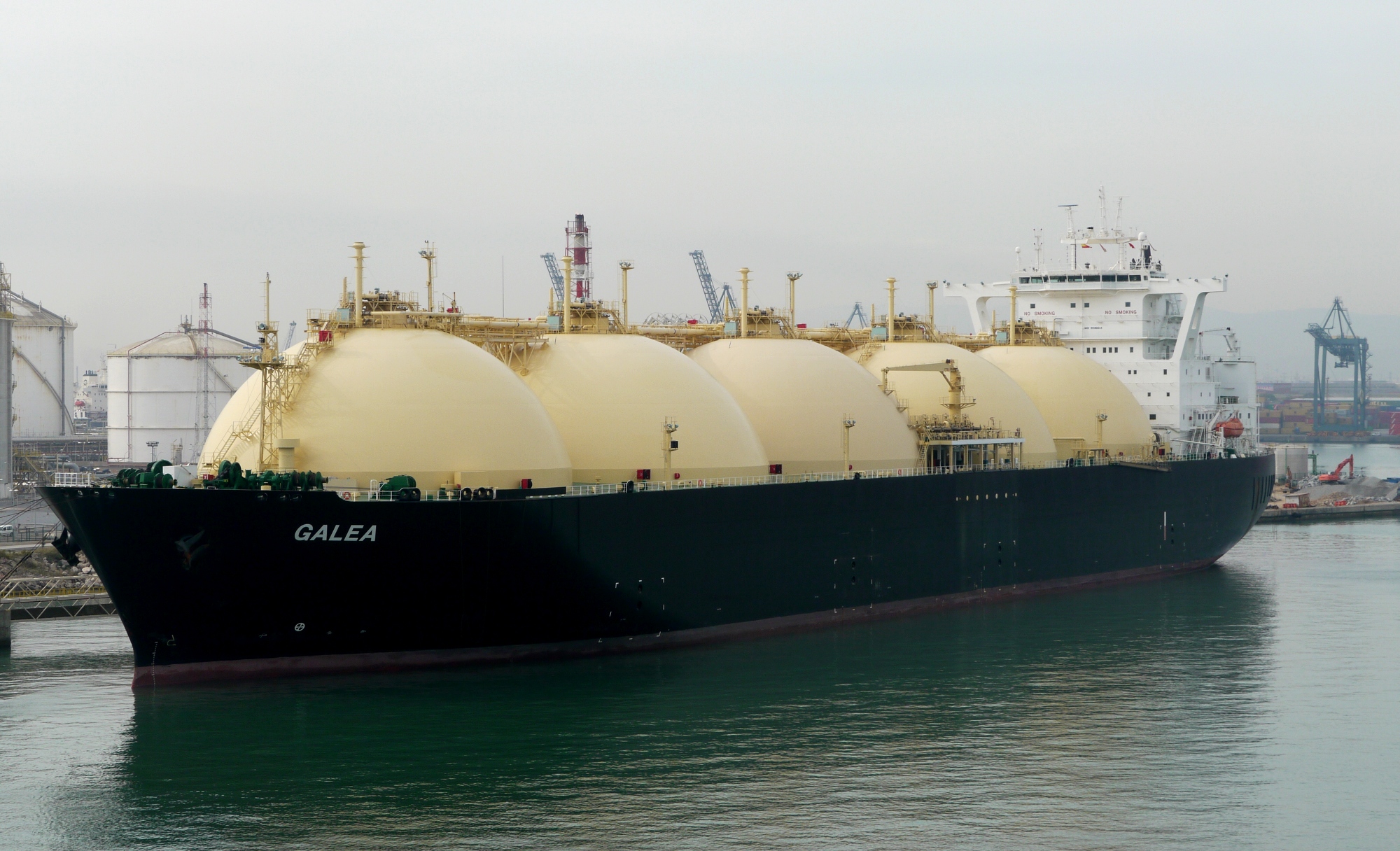 An LNG carrier in Barcelona harbour. Nearly 90 per cent of the output from Mozambique's restarted Area 1 project is already contracted to long-term buyers. Photo: Wolfgang Meinhart, Wikimedia Commons, CC BY-SA 3.0.