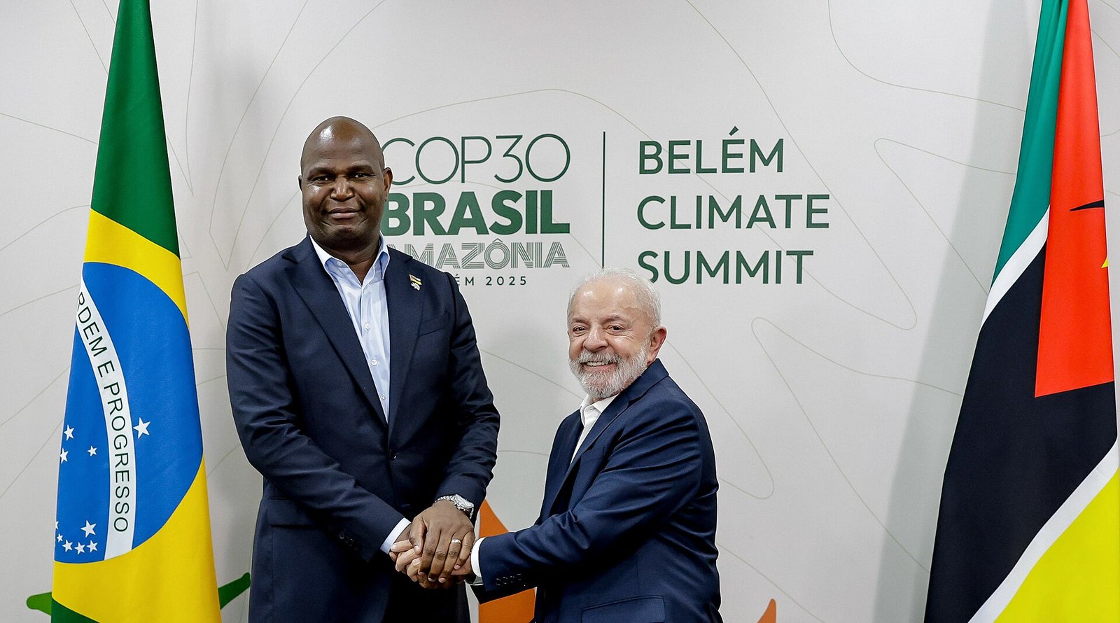 President Daniel Chapo of Mozambique, left, with Brazil's Luiz Inácio Lula da Silva at the COP30 climate summit in Belém, November 2025. Chapo signed the new mining law on 3 June 2026. Photo: Lula Oficial, CC BY-SA 4.0.