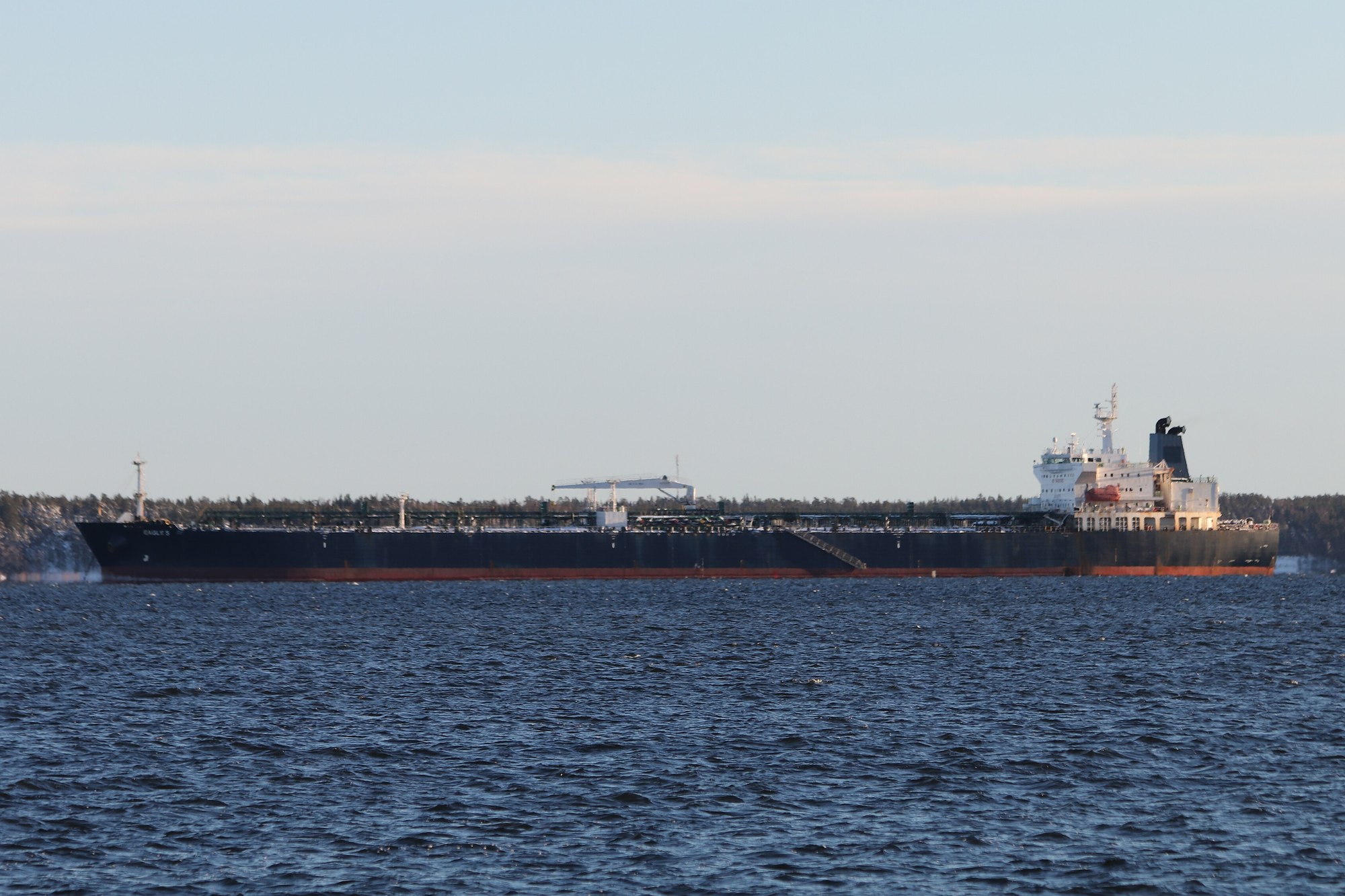 The tanker Eagle S, carrying Russian oil, held off Emäsalo by Finnish authorities in January 2025 on suspicion of damaging undersea cables. Photo: MKFI / Wikimedia Commons, public domain.