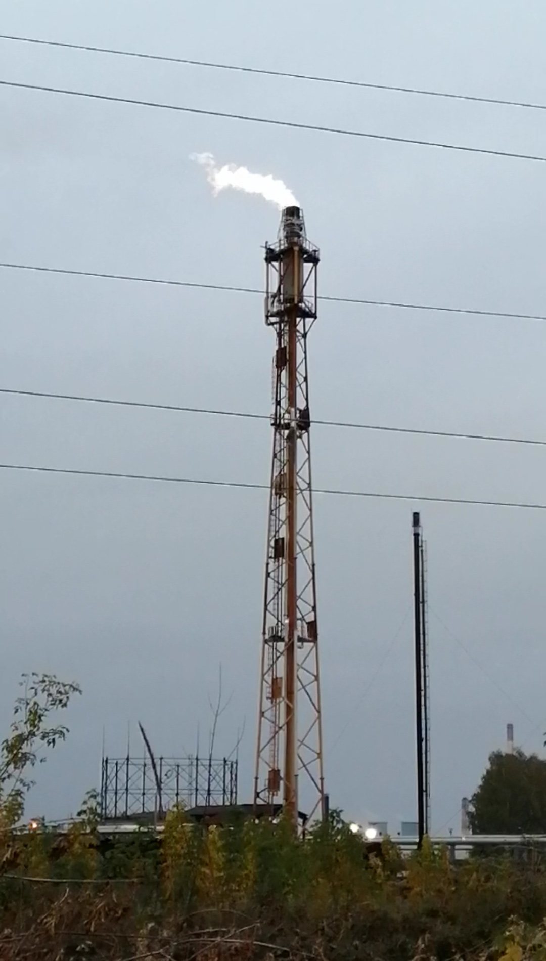 A gas flare at the Ryazan refinery, one of the plants targeted in the campaign. Photo: Svtk44 via Wikimedia Commons, CC BY-SA 4.0.