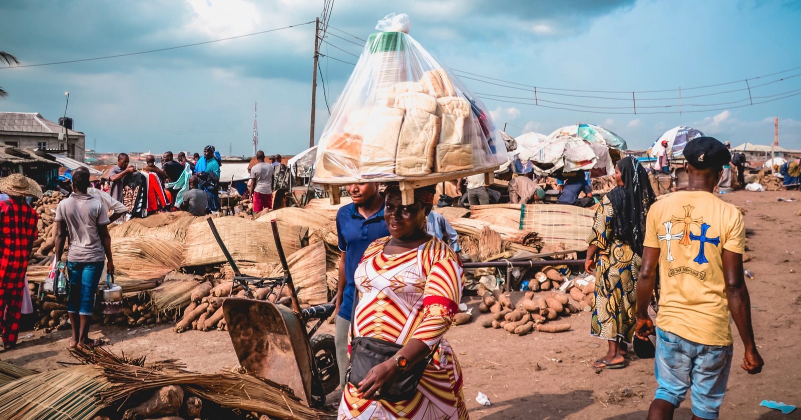 Traders and shoppers at Mile 12 market, Lagos, Nigeria, June 2021. Photo: ShoT88 Studios via Wikimedia Commons, CC BY-SA 4.0.
