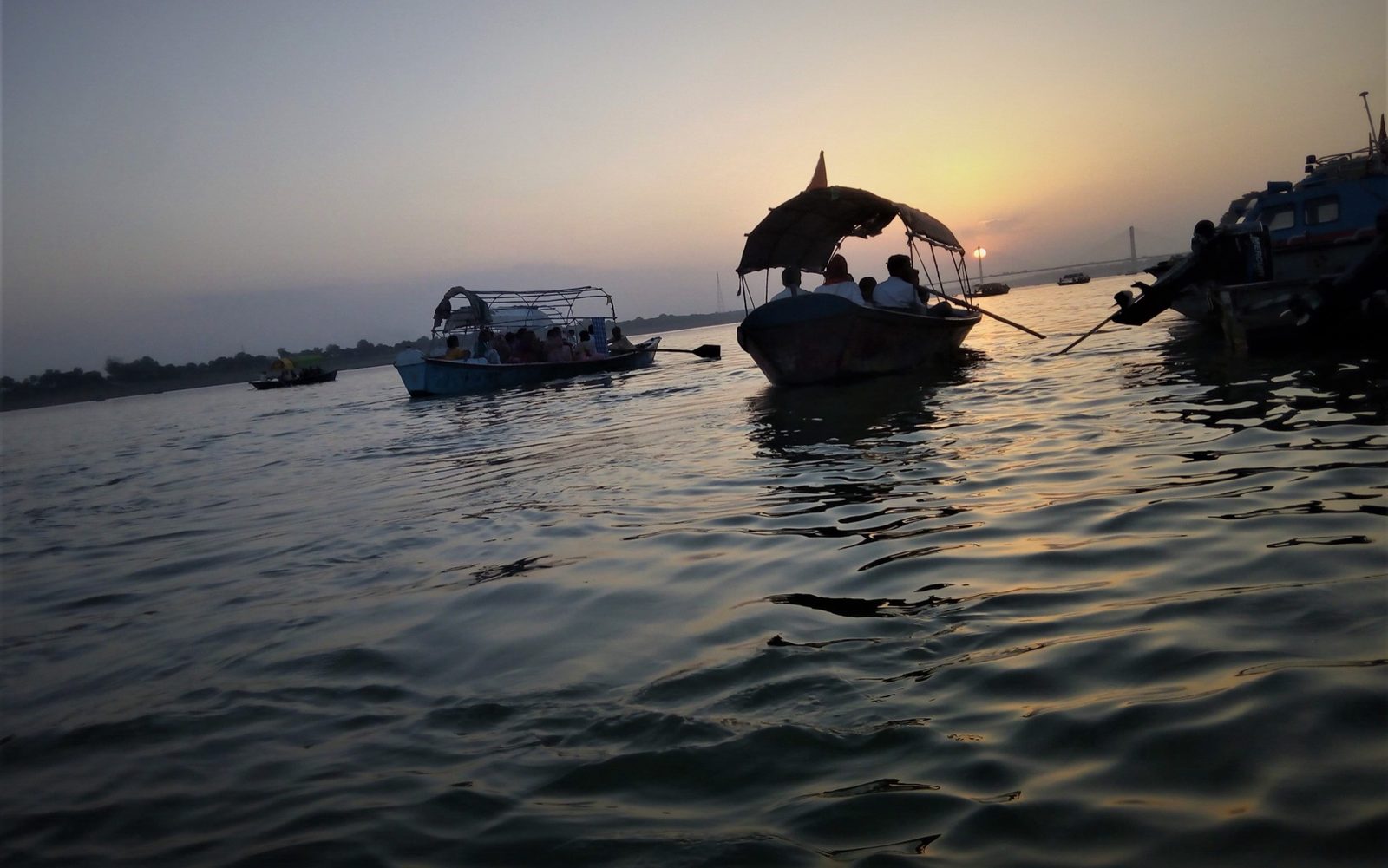 Boats at the Triveni Sangam in Prayagraj, where the Ganga, the Yamuna and the unseen Sarasvati meet. Photo: Milan Madhav Das / Wikimedia Commons, CC BY-SA 4.0.