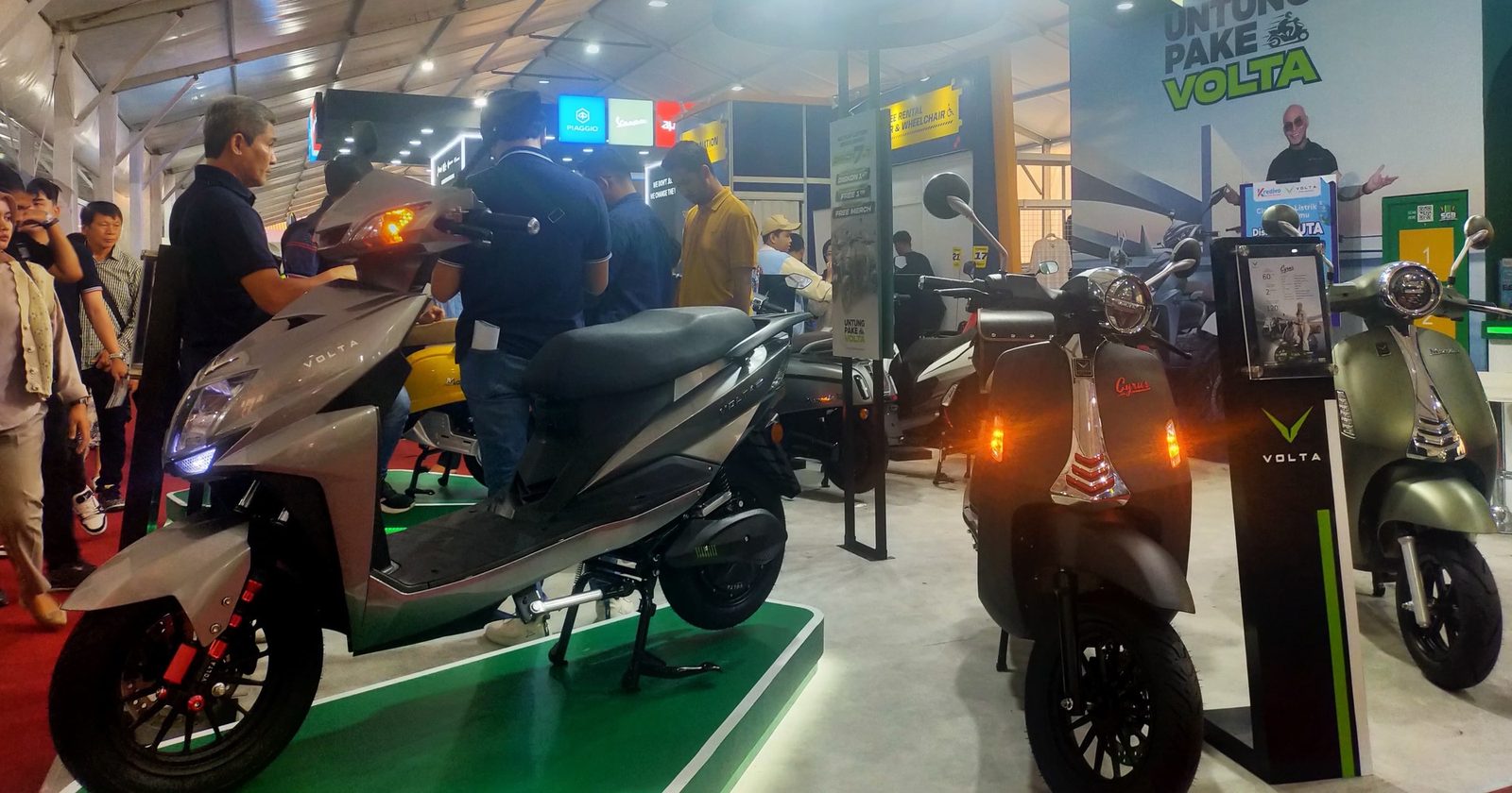 Electric motorcycles on show at the Gaikindo Indonesia International Auto Show, Jakarta, July 2024. Photo: Daddynnoob via Wikimedia Commons, CC0.