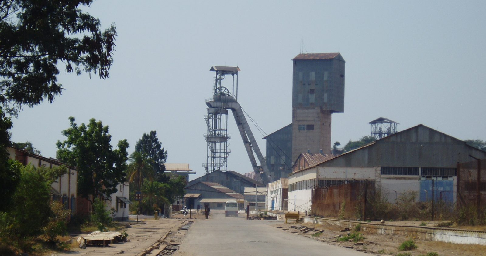 The headframe of the Kamoto copper and cobalt mine near Kolwezi, Lualaba province, in 2006. The mine is now operated by Kamoto Copper Company, a Glencore subsidiary. Photo: Martin Tuchscherer via Wikimedia Commons, CC BY-SA 3.0.