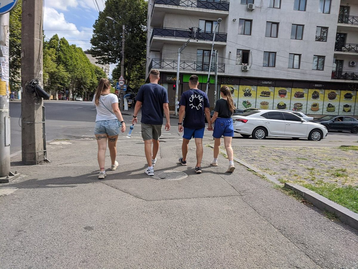 Russian couples on the streets of Tbilisi, Georgia, where tens of thousands of Russians settled after the 2022 invasion of Ukraine. Photo: OpusDEI via Wikimedia Commons, CC BY 4.0.