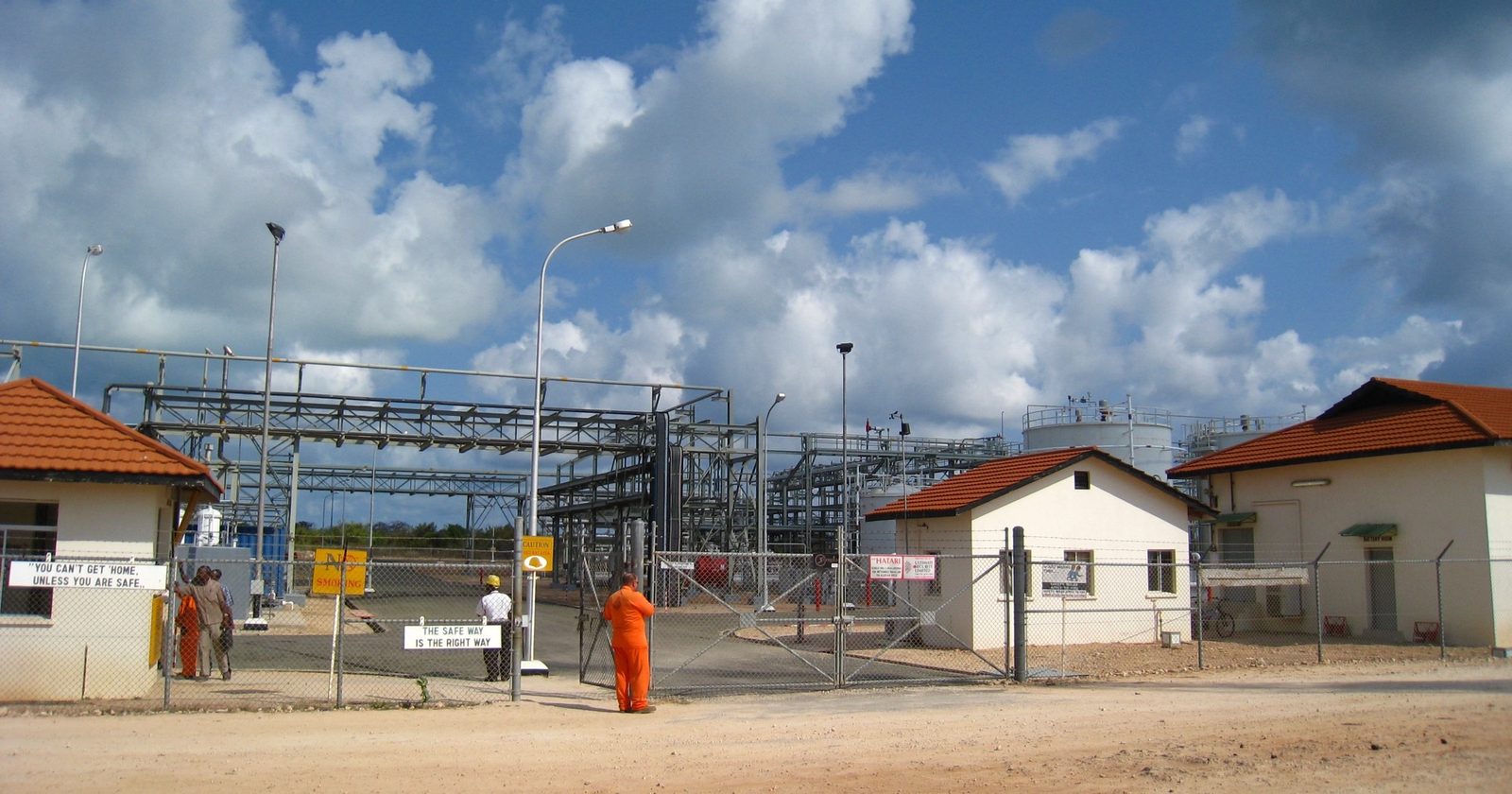 The Songo Songo gas plant, Tanzania, September 2009. West Songo Songo is one of the four blocks licensed to TPDC. Photo: Iain Cameron via Wikimedia Commons, CC BY 2.0.