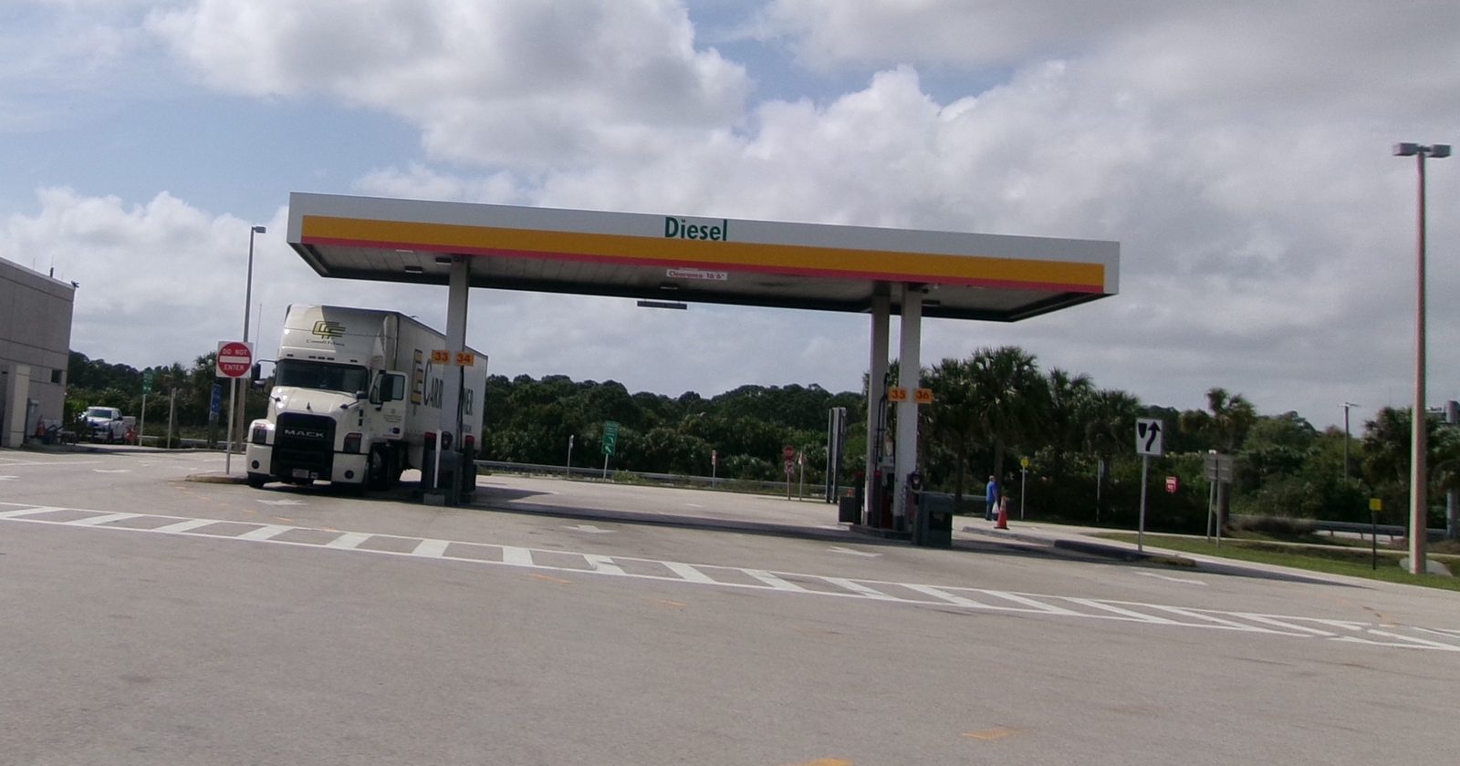 Diesel pumps and a freight truck at a service plaza on Florida’s Turnpike, March 2025. Photo: DanTD via Wikimedia Commons, CC BY 4.0.