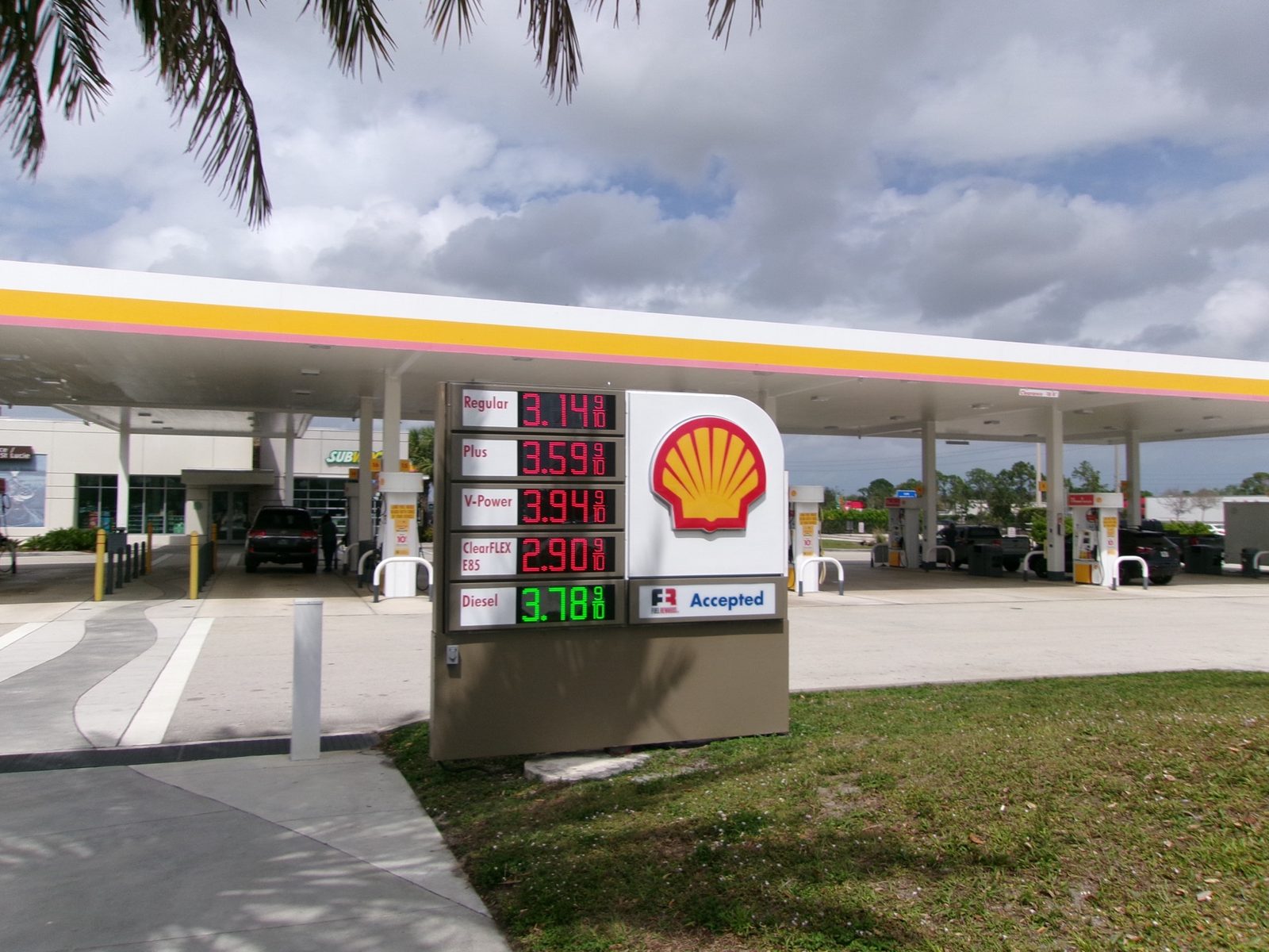Fuel prices at a Shell station on Florida's Turnpike in March 2025. By September 2026, US gasoline prices were 34.2 per cent higher than a year earlier. Photo: DanTD / Wikimedia Commons, CC BY 4.0.